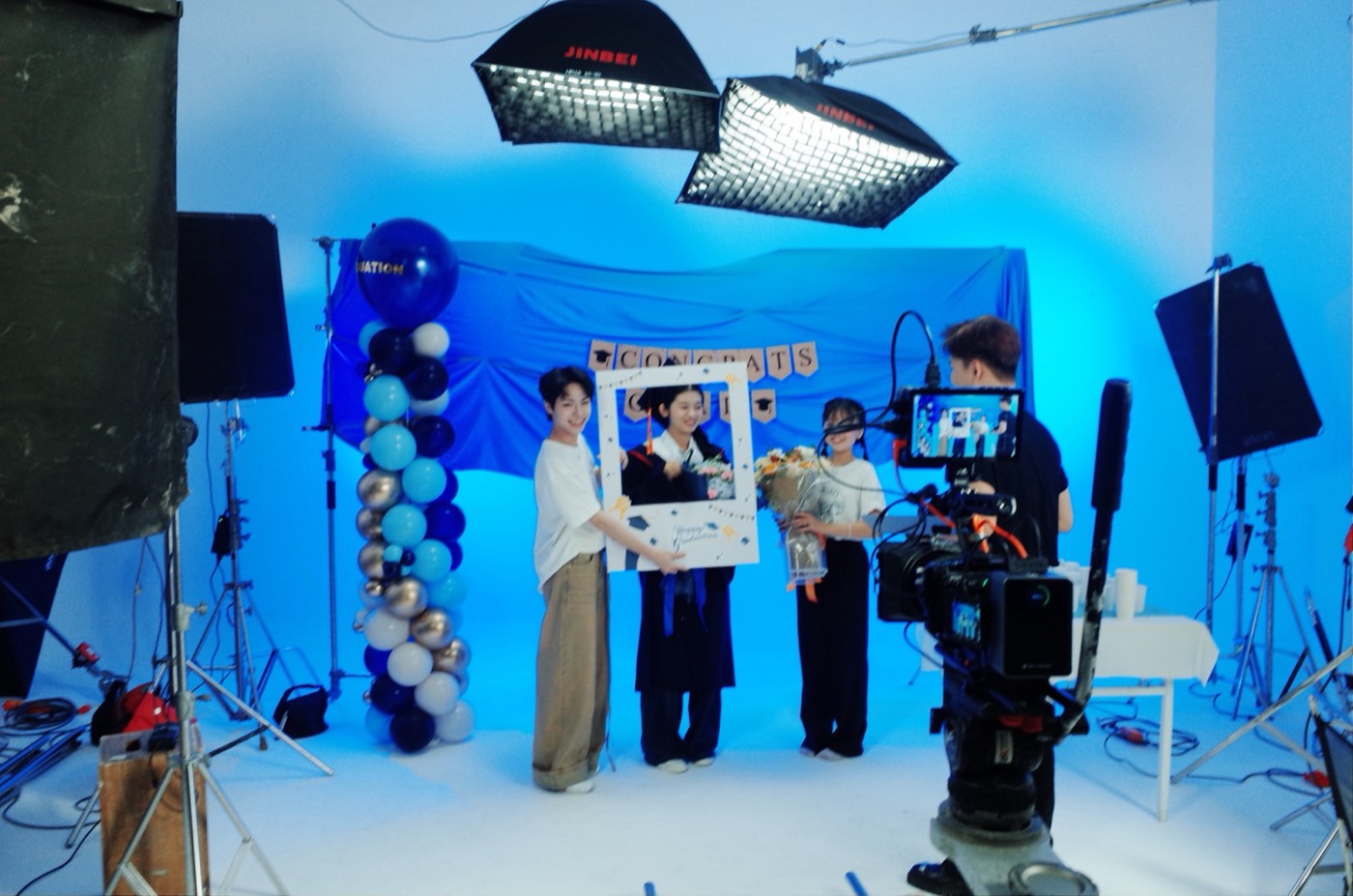 Phim trường nền xanh với đèn, jib và máy cinema