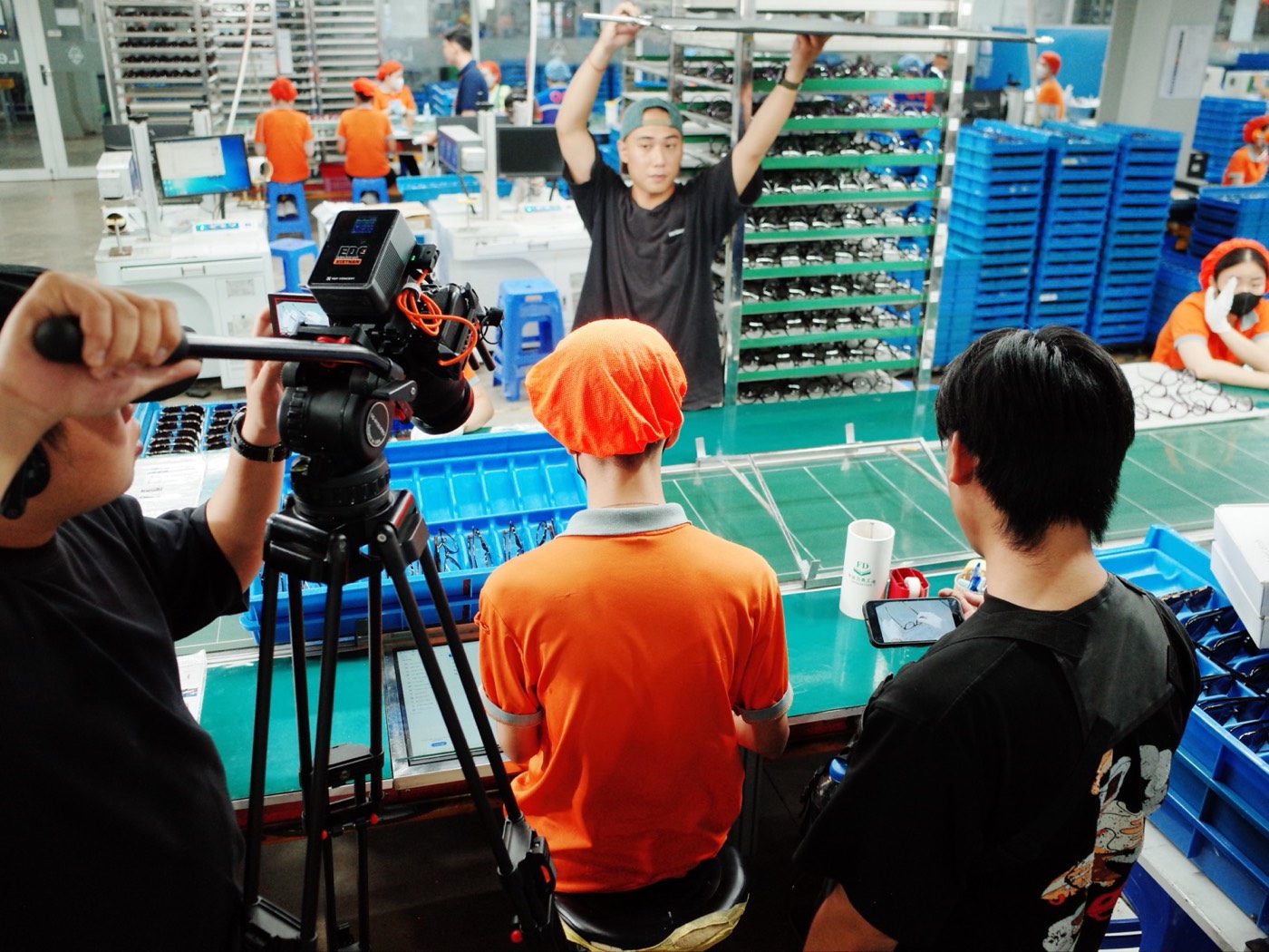 Máy quay trên tripod tại dây chuyền sản xuất