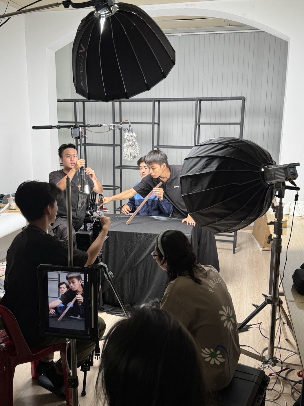 Bàn quay phỏng vấn với hai softbox và monitor