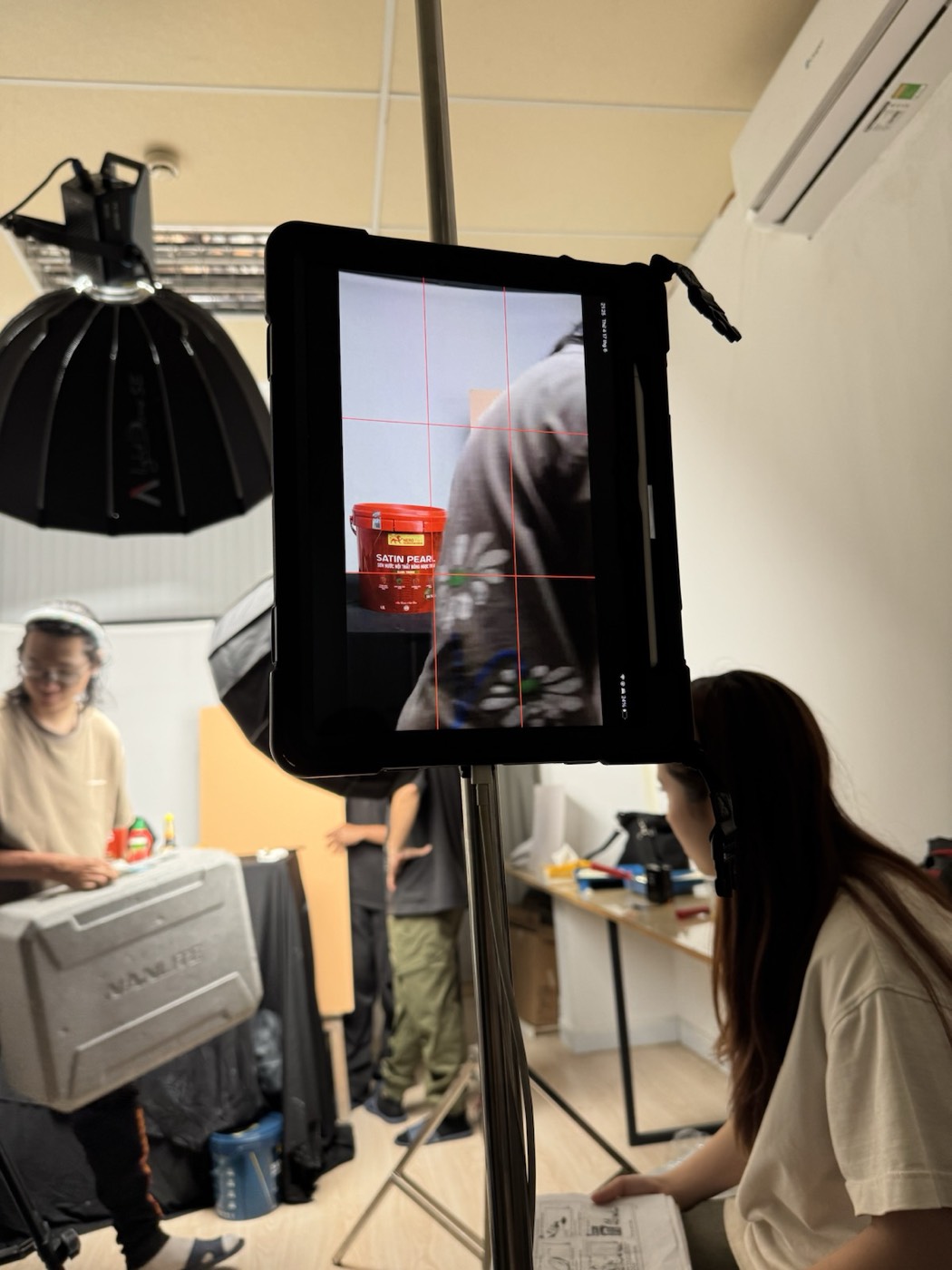Monitor hiển thị khung hình sản phẩm đang quay